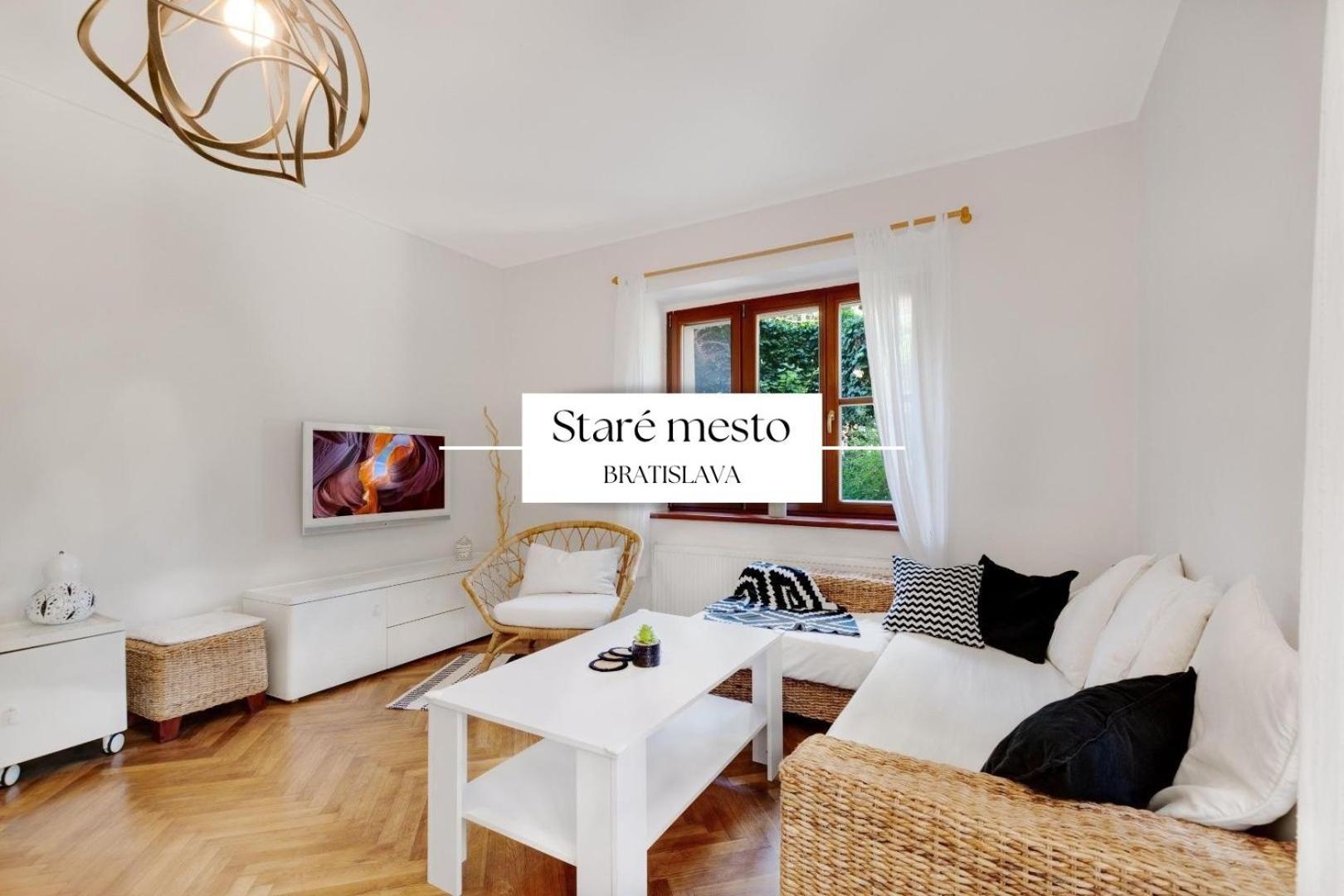 Stylish Historical Apartment + Backyard Bratislava Exterior foto